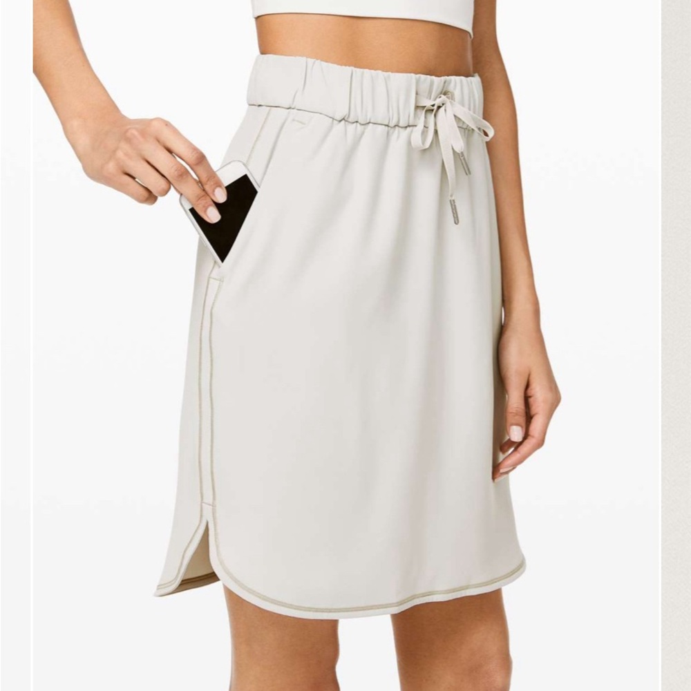 Lululemon On the Fly Skirt Woven Silverstone Cream